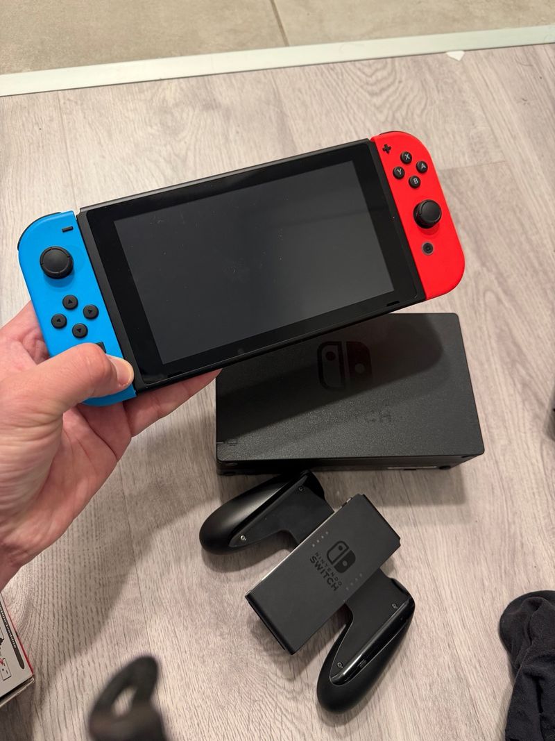 Nintendo Switch Azul y Rojo usado 2 dias