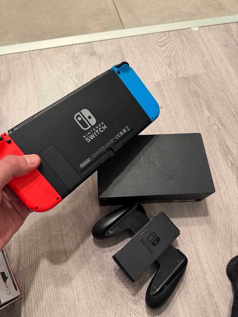 Nintendo Switch Azul y Rojo usado 2 dias afbeelding 2