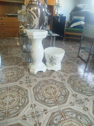 Jarrón de cerámica con pie