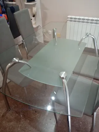 Mesa de comedor de cristal y metal
