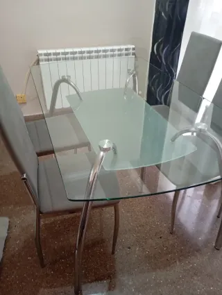 Mesa de comedor de cristal y metal