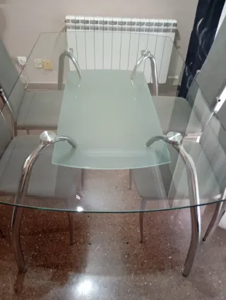 Mesa de comedor de cristal y metal