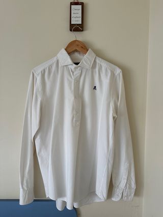 Camisa blanca con logo calavera