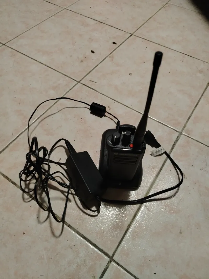 Motorola DP4400 UHF Radio + Cargador de coche afbeelding 2