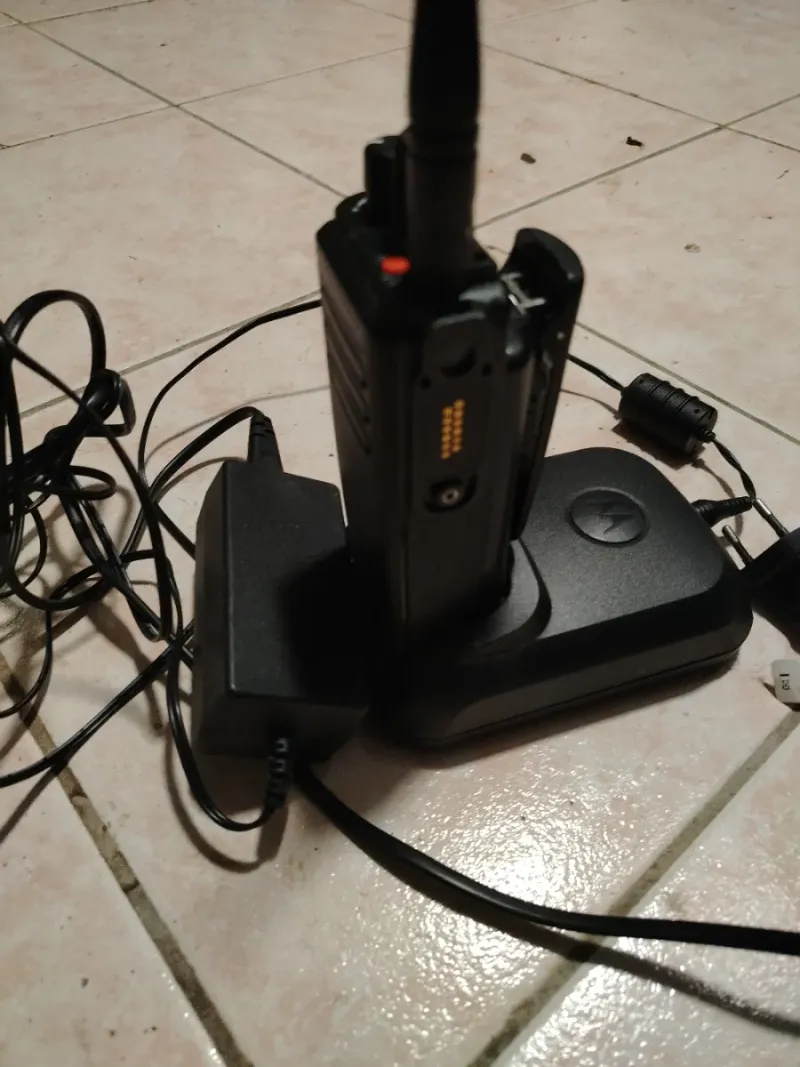 Motorola DP4400 UHF Radio + Cargador de coche afbeelding 4