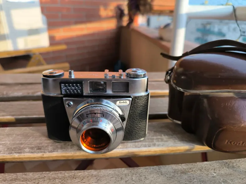 Cámara Kodak Vintage Plata y Negra