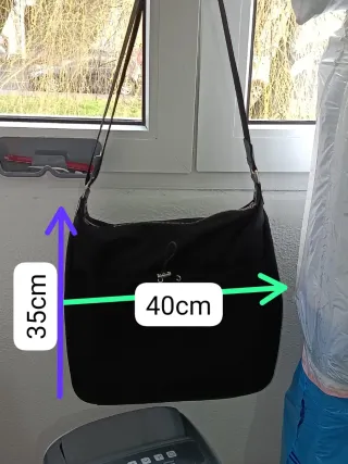 Bolso negro con bolsillo frontal de malla