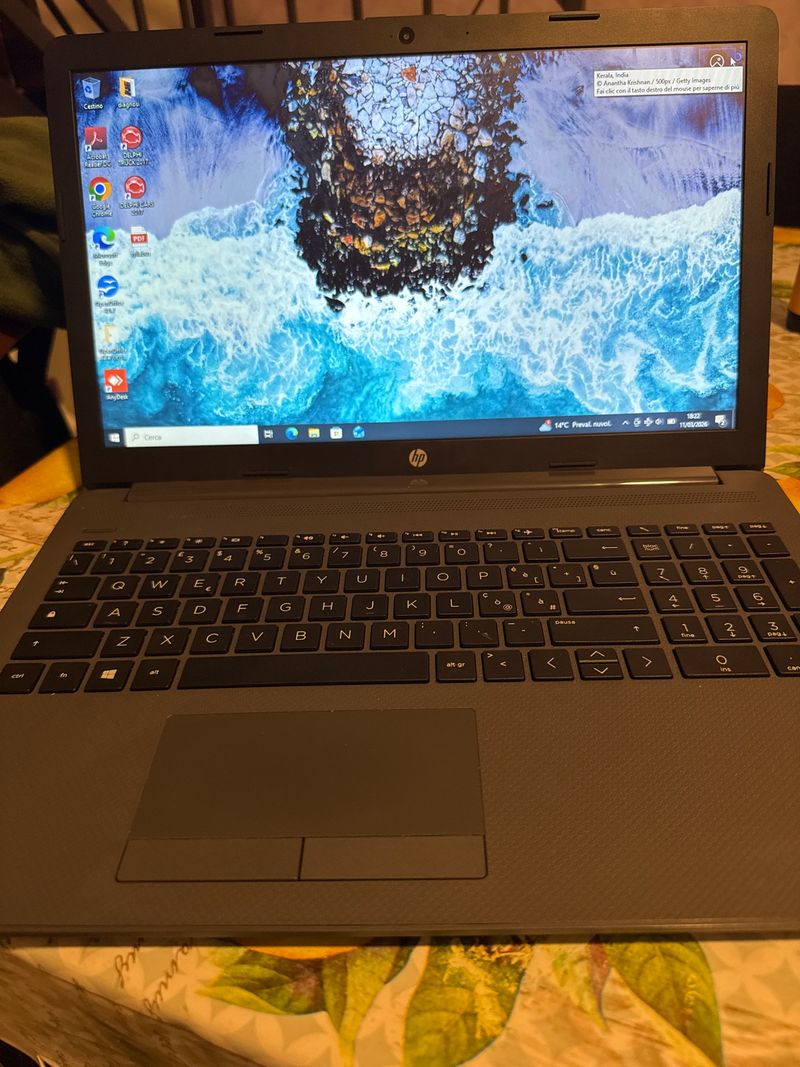 Laptop HP prácticamente nuevo.