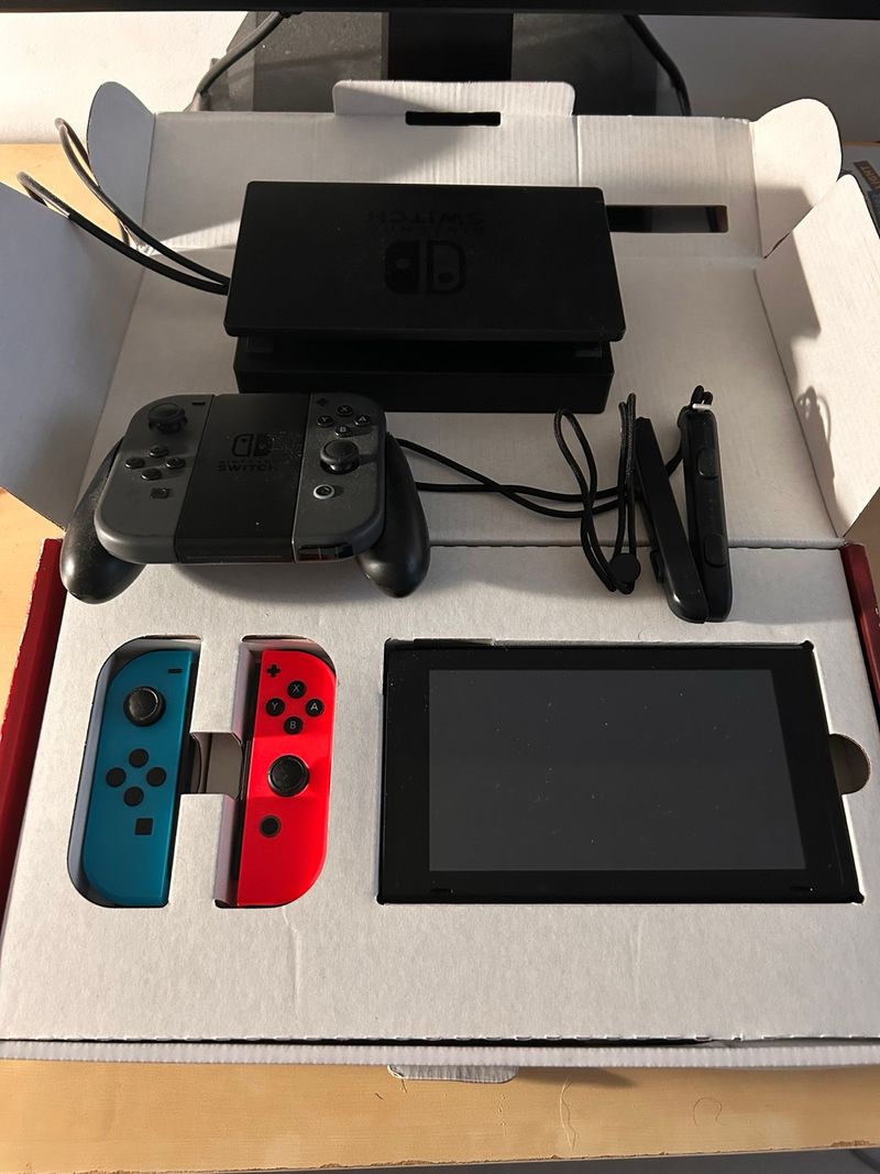 Nintendo Switch Gris, Azul y Rojo