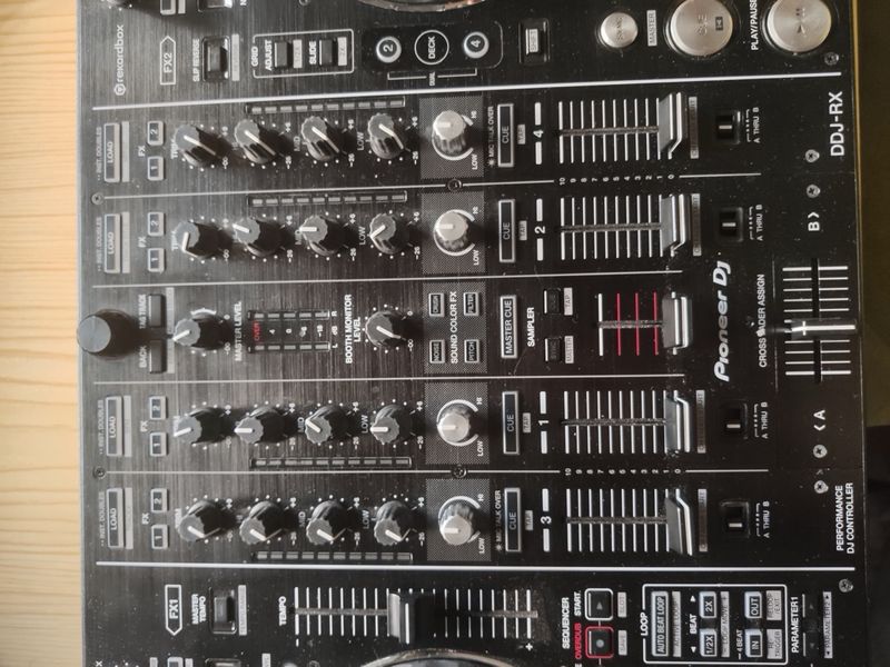 Pioneer DDJ RX + Cascos Sennheiser HD25 afbeelding 3