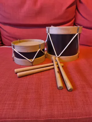 Tamburi infantili con bacchette