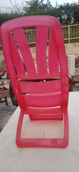Sedia da spiaggia in plastica rossa