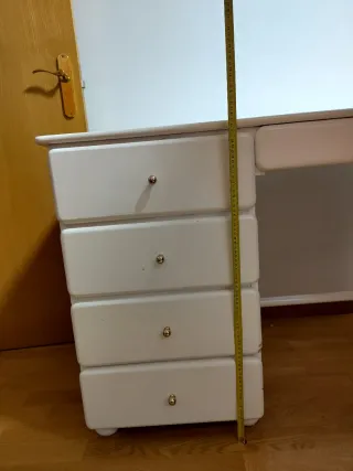Escritorio blanco lacado con cajones