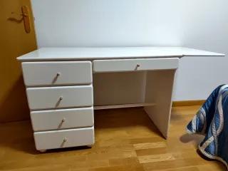Escritorio blanco lacado con cajones