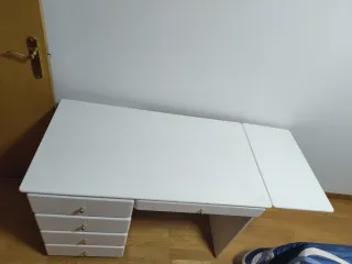 Escritorio blanco lacado con cajones