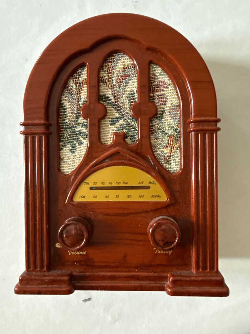 Radio de pilas estilo vintage 10x14 cm.