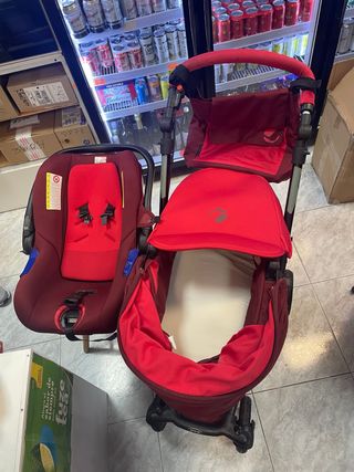 Carro de bebé y silla de coche roja
