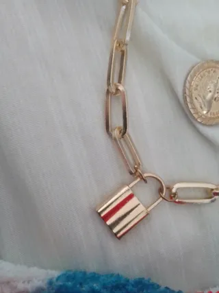 Collar dorado con candado y moneda