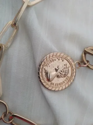 Collar dorado con candado y moneda