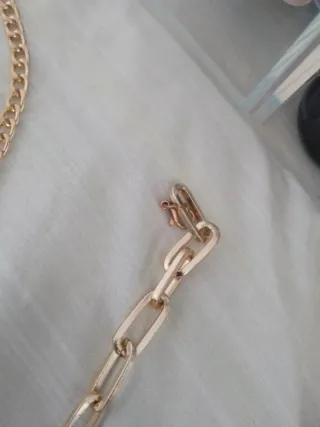 Collar dorado con candado y moneda