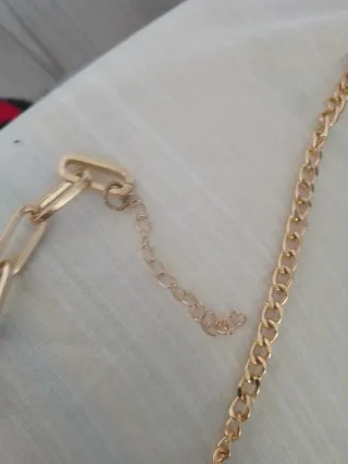 Collar dorado con candado y moneda