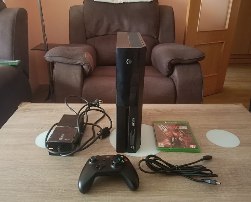 Xbox One 1TB + Juego WWE 2K16