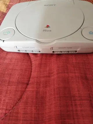 PlayStation one con tre giochi