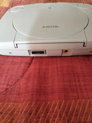 PlayStation one con tre giochi