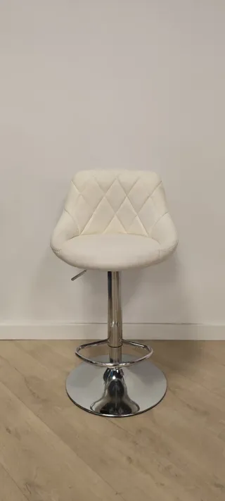 Taburete acolchado blanco peluquería