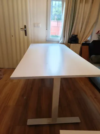 Mesa de escritorio blanca moderna
