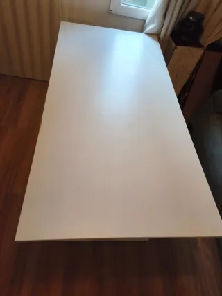 Mesa de escritorio blanca moderna