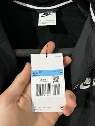Chubasquero Nike Negro con Capucha