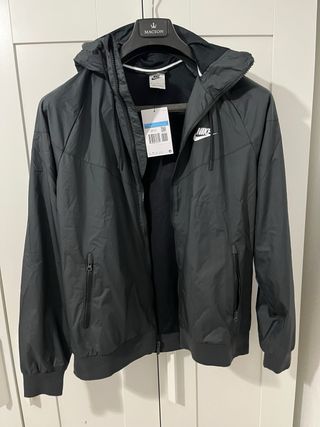 Chubasquero Nike Negro con Capucha