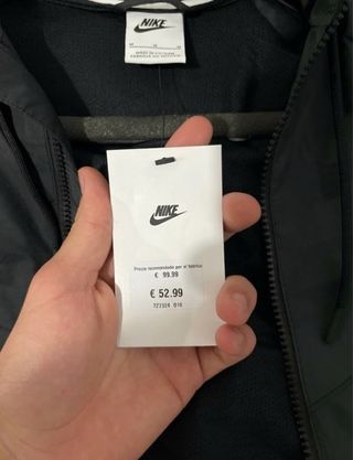 Chubasquero Nike Negro con Capucha