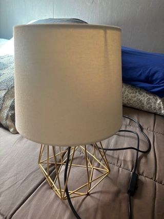 Lámpara de mesa dorada y beige