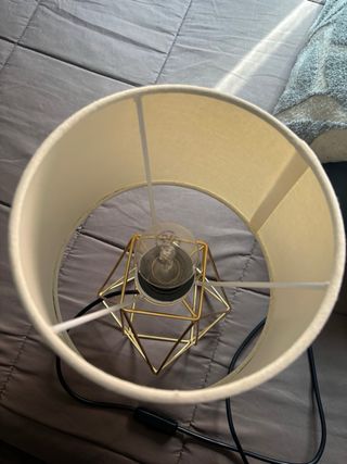 Lámpara de mesa dorada y beige