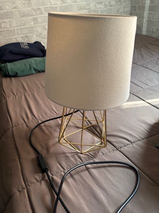 Lámpara de mesa dorada y beige