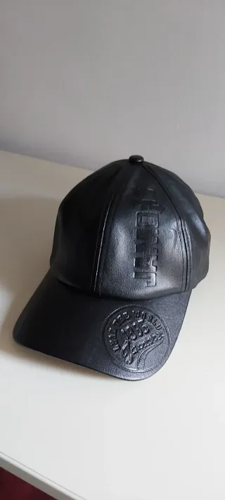 Cappello visiera ecopelle nero