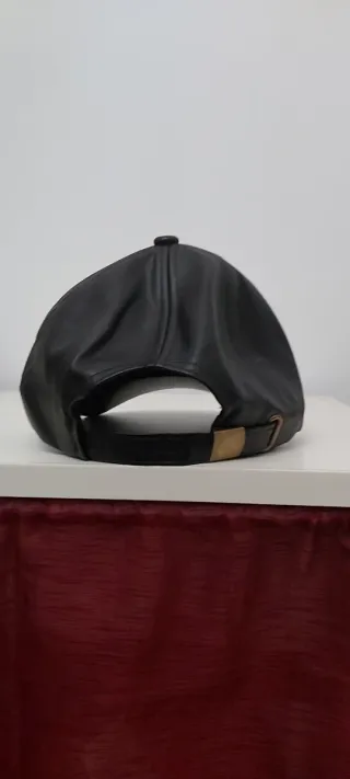 Cappello visiera ecopelle nero