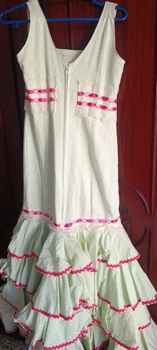 Traje de Gitana Verde con Detalles Rosas