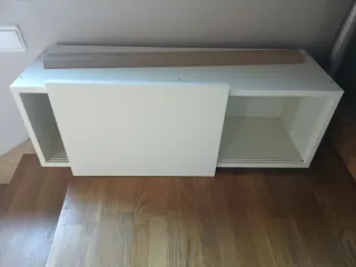 Mueble blanco con puerta corredera