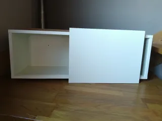 Mueble blanco con puerta corredera