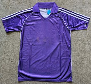 Camiseta de fútbol morada