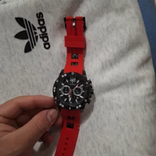 Reloj deportivo negro y rojo