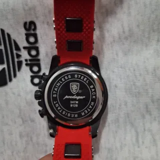 Reloj deportivo negro y rojo