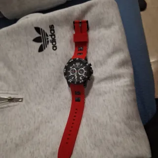 Reloj deportivo negro y rojo