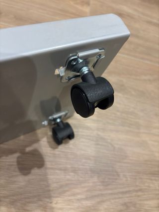 Base Ikea para PC con ruedas
