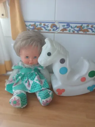 Muñeca con caballito balancín musical