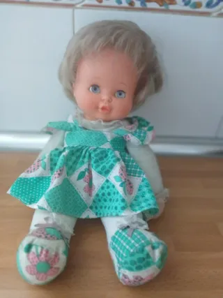 Muñeca con caballito balancín musical