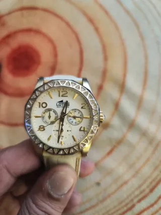 Lotus Elegante con Piedras Dorado y Blanco